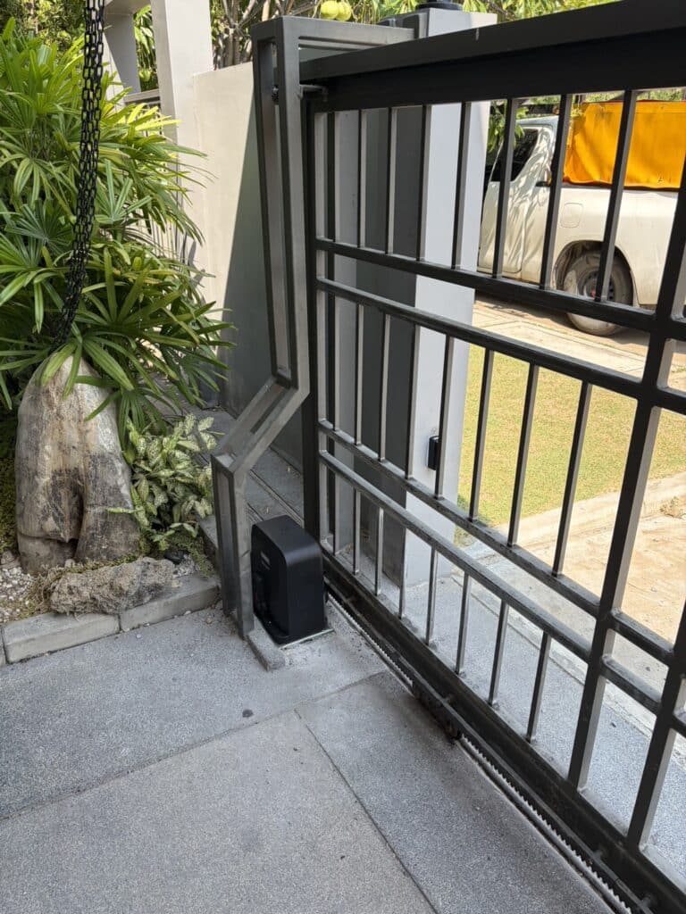 ภาพผลงานติดตั้งมอเตอร์ประตูรั้วบานเลื่อน สำหรับบ้านพักอาศัย ที่นนทบุรี โดย OZ DOOR (3)