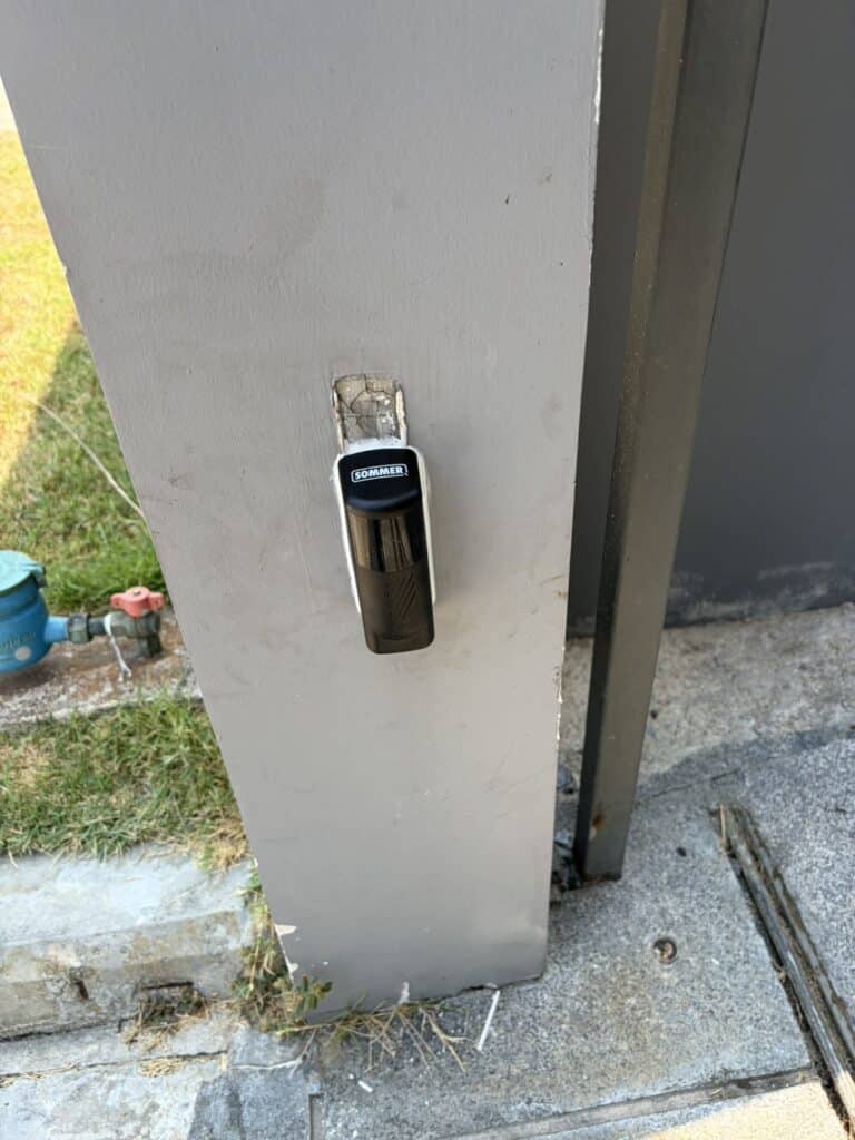 ภาพผลงานติดตั้งมอเตอร์ประตูรั้วบานเลื่อน สำหรับบ้านพักอาศัย ที่นนทบุรี โดย OZ DOOR (4)