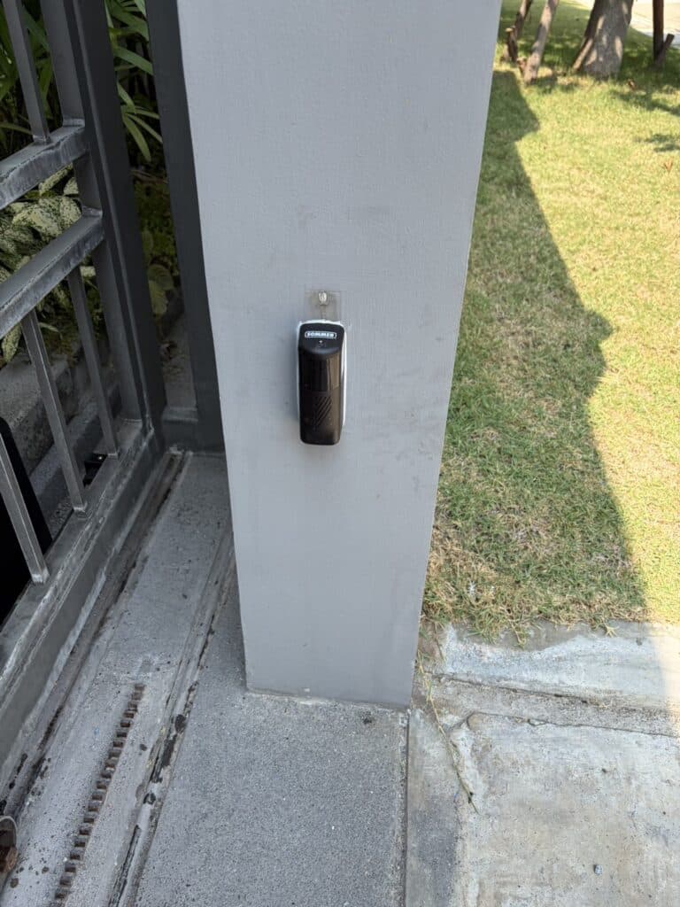 ภาพผลงานติดตั้งมอเตอร์ประตูรั้วบานเลื่อน สำหรับบ้านพักอาศัย ที่นนทบุรี โดย OZ DOOR (5)