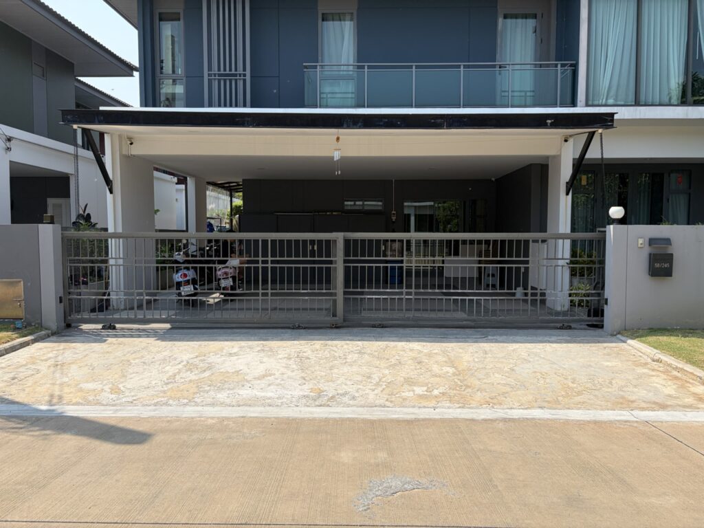 ภาพผลงานติดตั้งมอเตอร์ประตูรั้วบานเลื่อน สำหรับบ้านพักอาศัย ที่นนทบุรี โดย OZ DOOR