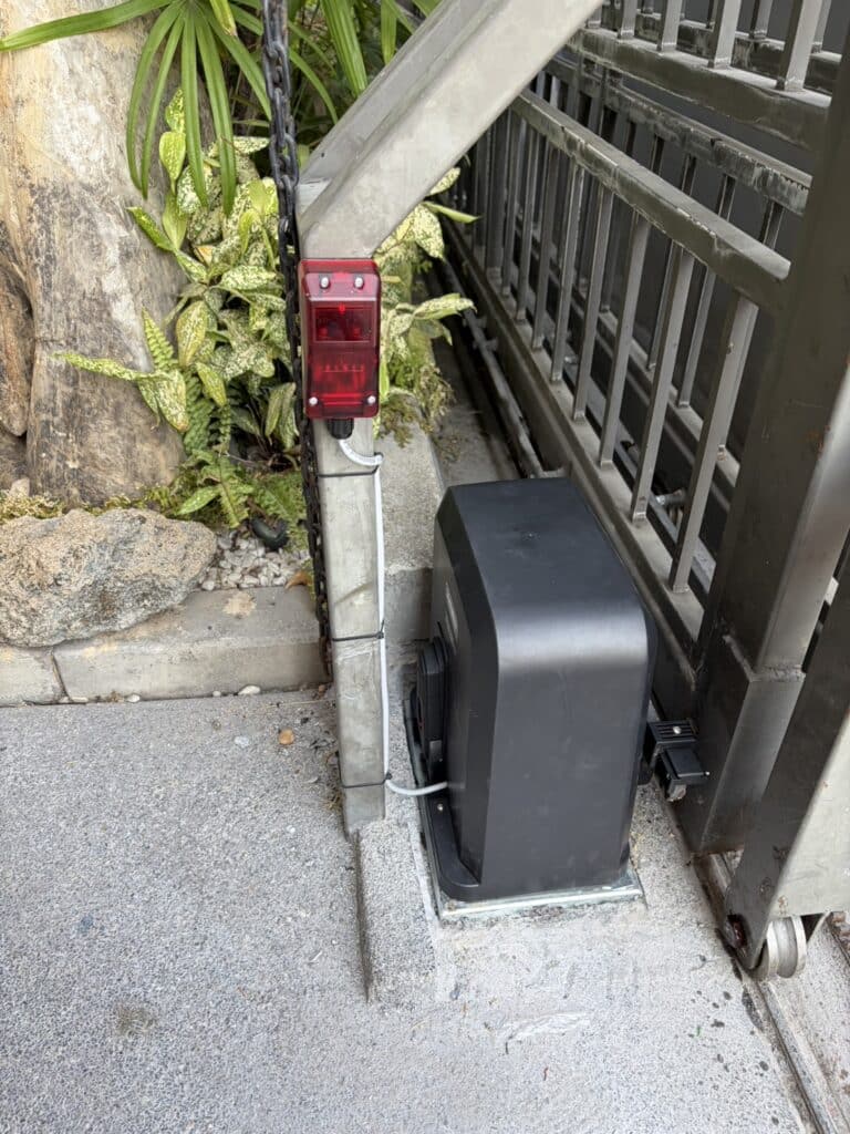 ภาพผลงานติดตั้งมอเตอร์ประตูรั้วบานเลื่อน สำหรับบ้านพักอาศัย ที่นนทบุรี โดย OZ DOOR (6)