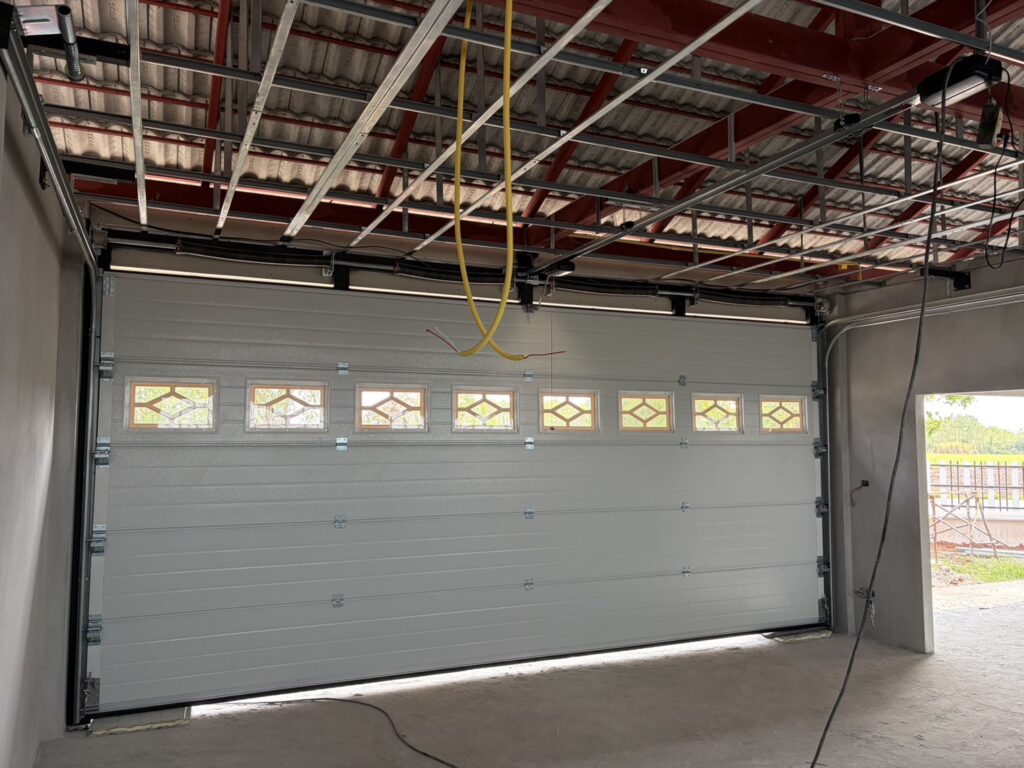 Installation photo of Standard Garage Door for Single House in Chaiyaphum by OZ DOOR (7)