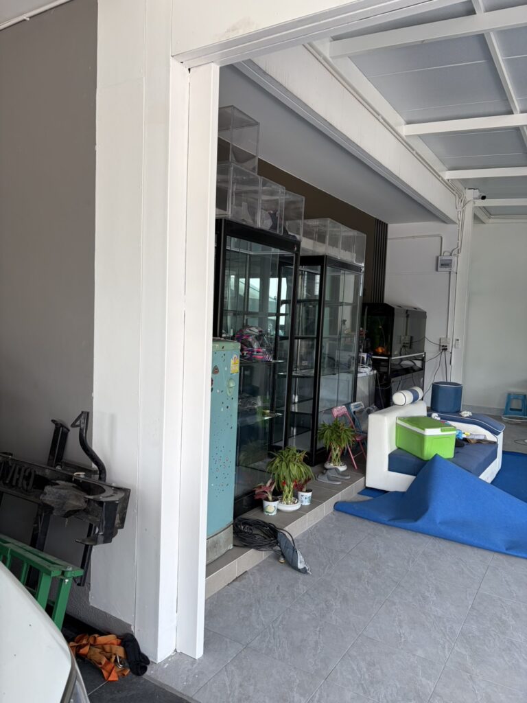 Installation photo of Full View Garage Door for Single House in Bangkok by OZ DOOR (6)