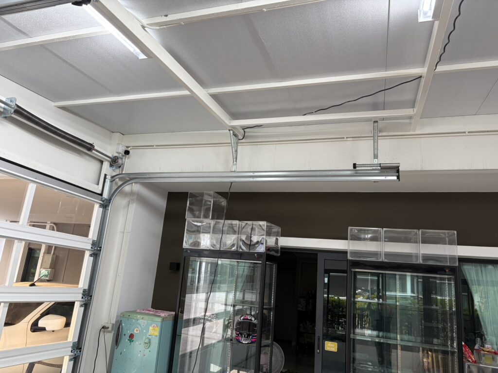Installation photo of Full View Garage Door for Single House in Bangkok by OZ DOOR (7)