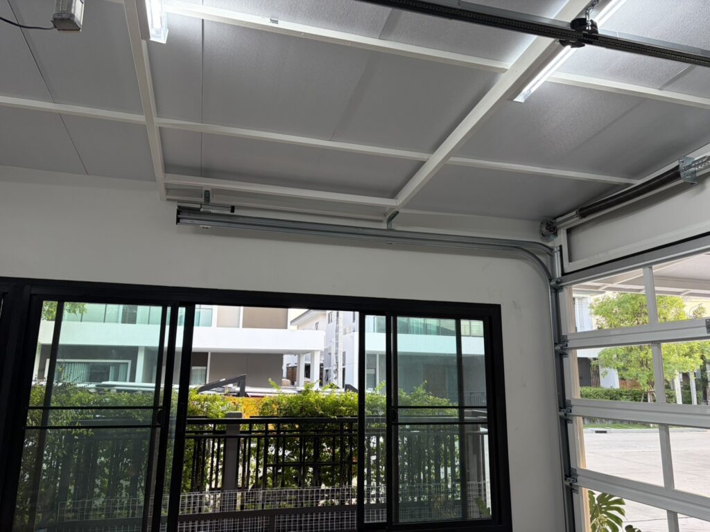 Installation photo of Full View Garage Door for Single House in Bangkok by OZ DOOR (8)