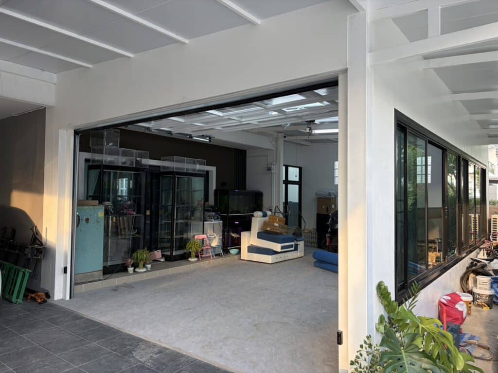 Installation photo of Full View Garage Door for Single House in Bangkok by OZ DOOR (11)