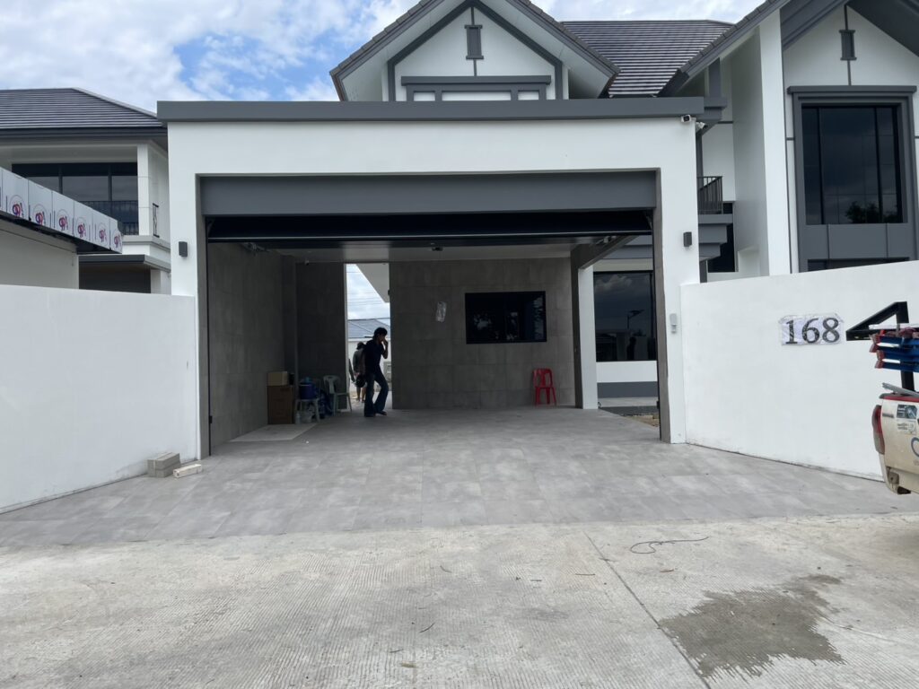 ภาพผลงานติดตั้งประตูโรงรถแบบ Standard สำหรับบ้านพักอาศัย ที่กรุงเทพมหานคร โดย OZ DOOR (2)