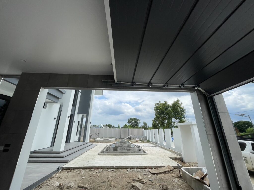 ภาพผลงานติดตั้งประตูโรงรถแบบ Standard สำหรับบ้านพักอาศัย ที่กรุงเทพมหานคร โดย OZ DOOR (3)