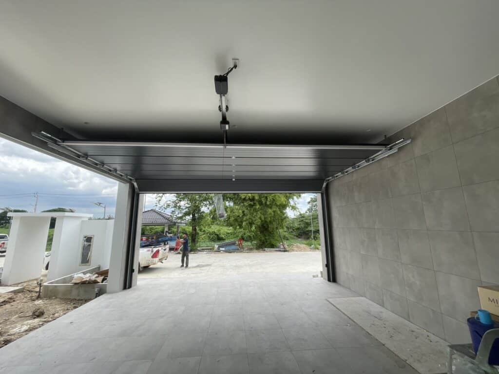 ภาพผลงานติดตั้งประตูโรงรถแบบ Standard สำหรับบ้านพักอาศัย ที่กรุงเทพมหานคร โดย OZ DOOR (5)