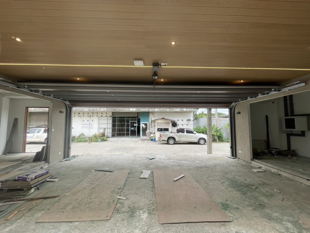 ภาพผลงานติดตั้งประตูโรงรถแบบ Standard สำหรับบ้านพักอาศัย ที่กรุงเทพมหานคร โดย OZ DOOR (2)