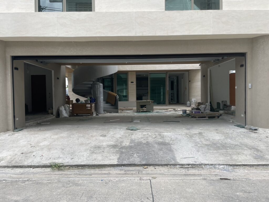 ภาพผลงานติดตั้งประตูโรงรถแบบ Standard สำหรับบ้านพักอาศัย ที่กรุงเทพมหานคร โดย OZ DOOR (3)