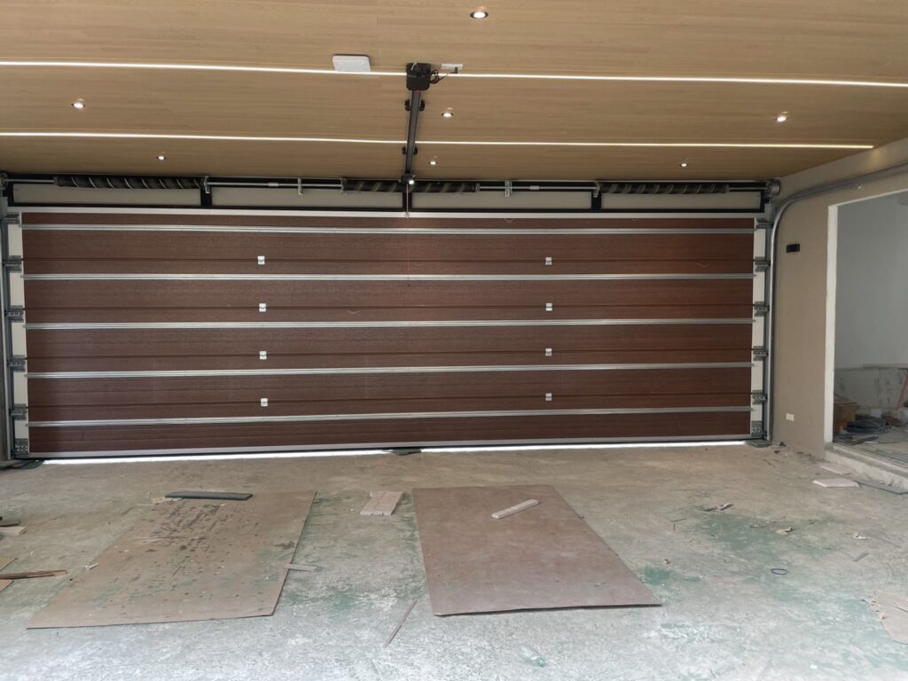 ภาพผลงานติดตั้งประตูโรงรถแบบ Standard สำหรับบ้านพักอาศัย ที่กรุงเทพมหานคร โดย OZ DOOR (4)