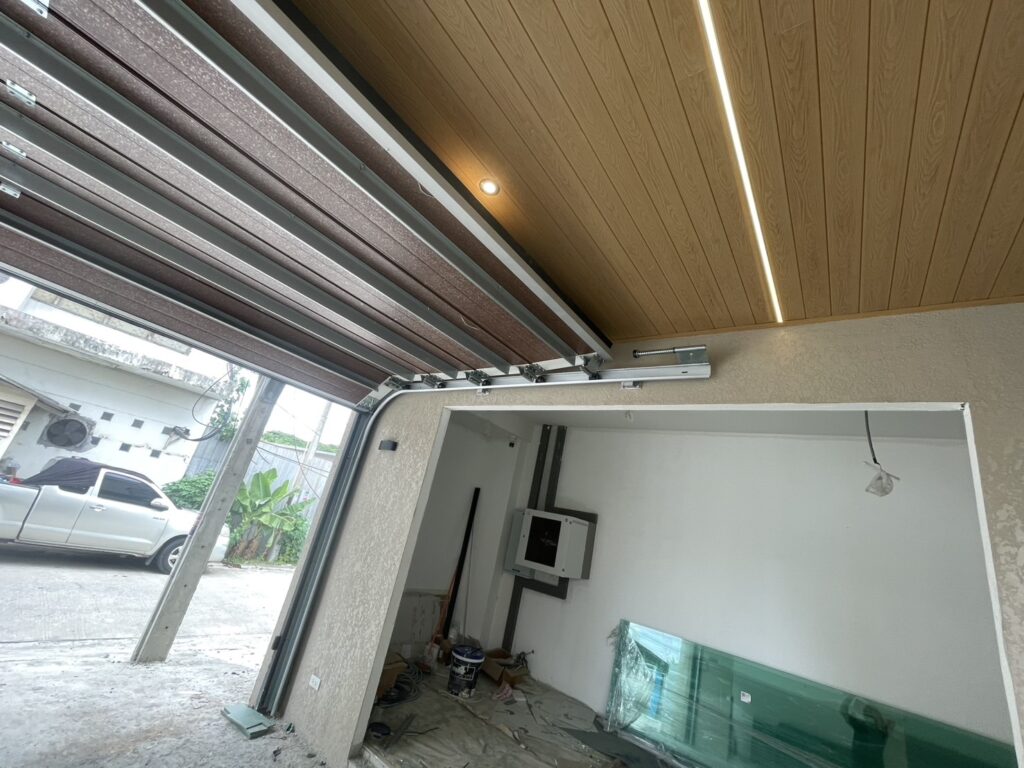 ภาพผลงานติดตั้งประตูโรงรถแบบ Standard สำหรับบ้านพักอาศัย ที่กรุงเทพมหานคร โดย OZ DOOR (5)