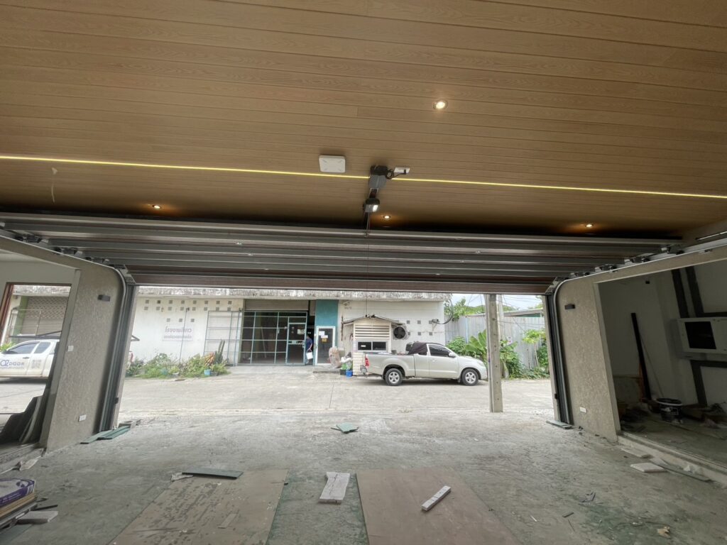 ภาพผลงานติดตั้งประตูโรงรถแบบ Standard สำหรับบ้านพักอาศัย ที่กรุงเทพมหานคร โดย OZ DOOR (6)