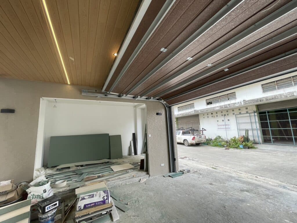 ภาพผลงานติดตั้งประตูโรงรถแบบ Standard สำหรับบ้านพักอาศัย ที่กรุงเทพมหานคร โดย OZ DOOR (7)