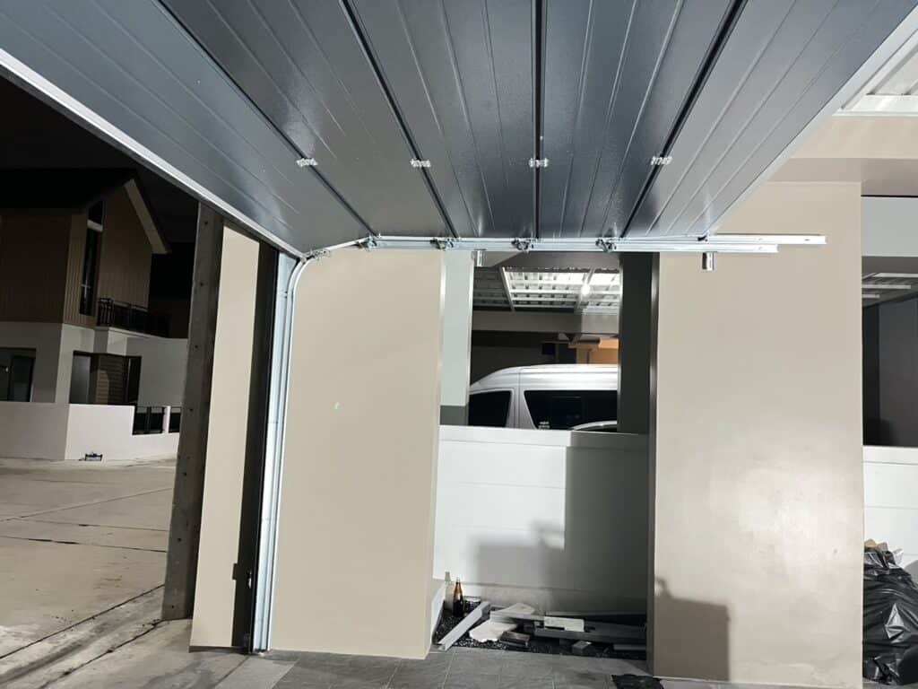 Installation photo of Standard Garage Door for Single House in Chonburi by OZ DOOR (5)