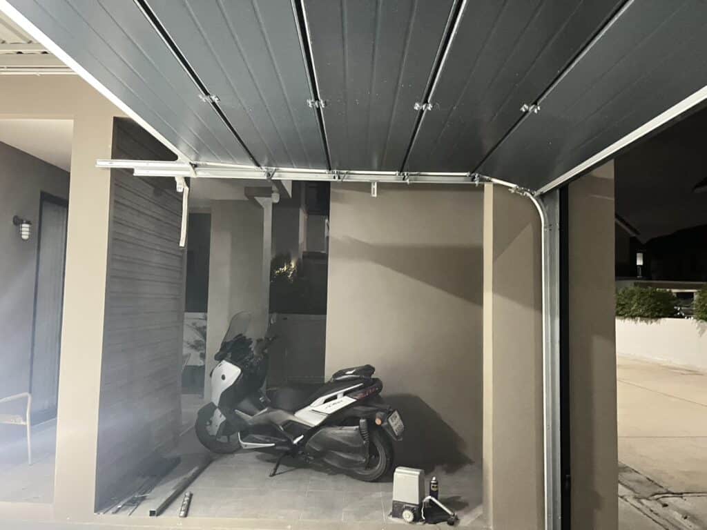 Installation photo of Standard Garage Door for Single House in Chonburi by OZ DOOR (6)