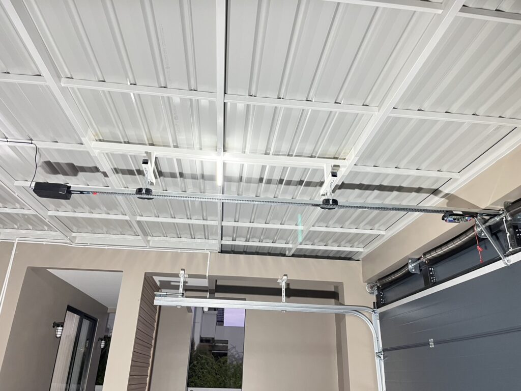 Installation photo of Standard Garage Door for Single House in Chonburi by OZ DOOR (8)