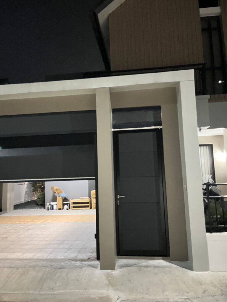 Installation photo of Standard Garage Door for Single House in Chonburi by OZ DOOR (13)