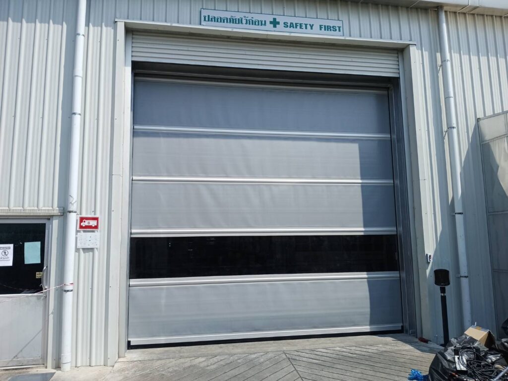 ภาพผลงานติดตั้งประตูไฮสปีด รุ่น Standard สำหรับยานยนต์ ที่นครราชสีมา โดย OZ DOOR (2)