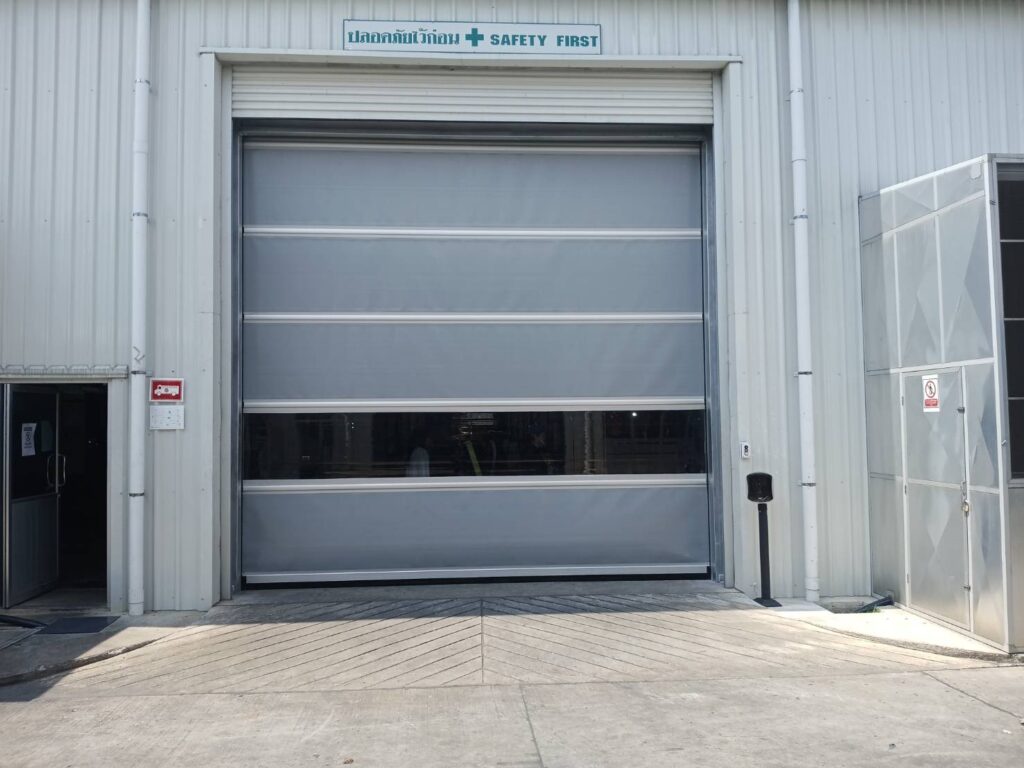 ภาพผลงานติดตั้งประตูไฮสปีด รุ่น Standard สำหรับยานยนต์ ที่นครราชสีมา โดย OZ DOOR