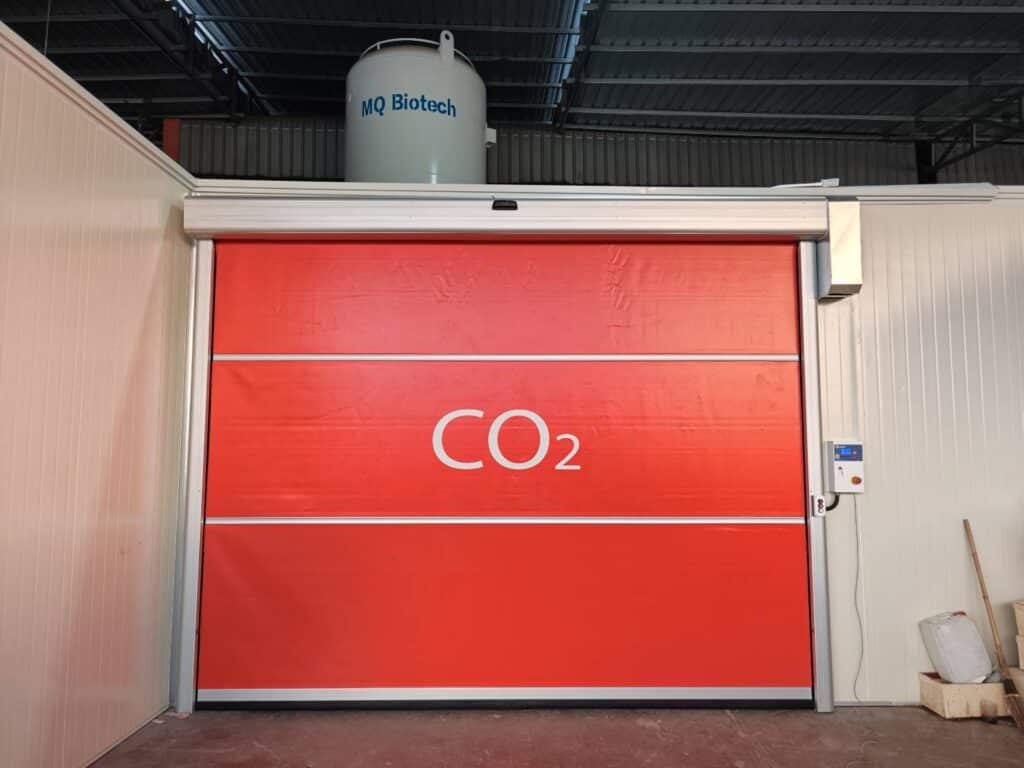 ภาพผลงานติดตั้งประตูไฮสปีด รุ่น Standard สำหรับอาหารและเครื่องดื่ม ที่สมุทรปราการ โดย OZ DOOR