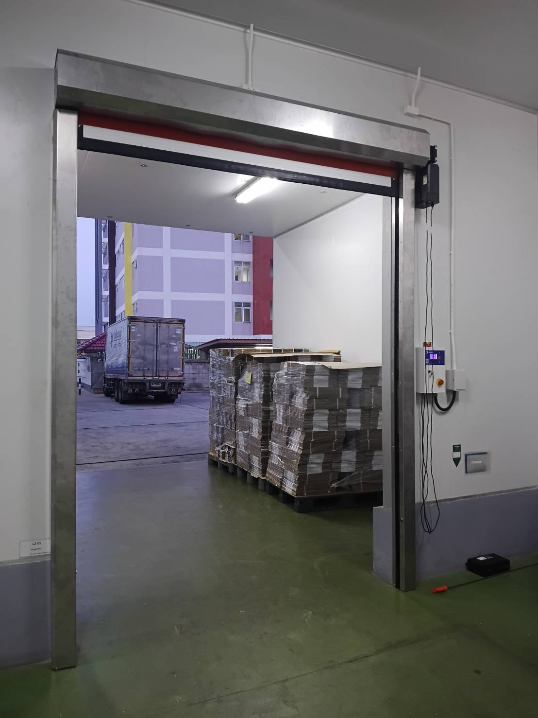 ภาพผลงานติดตั้งประตูไฮสปีด รุ่น Standard สำหรับอาหารและเครื่องดื่ม ที่สงขลา โดย OZ DOOR (4)