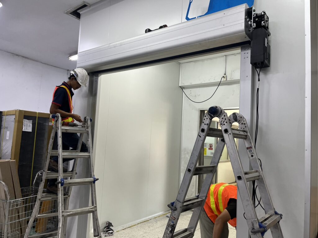 ภาพผลงานติดตั้งประตูไฮสปีด รุ่น Standard สำหรับโรงงานอุตสาหกรรม ที่พระนครศรีอยุธยา โดย OZ DOOR (2)