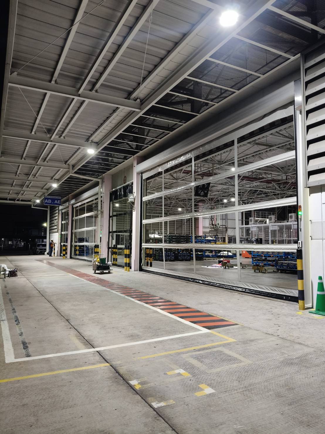 ภาพผลงานติดตั้งประตูไฮสปีด รุ่น Standard สำหรับโรงงานอุตสาหกรรม ที่ชลบุรี โดย OZ DOOR (2)