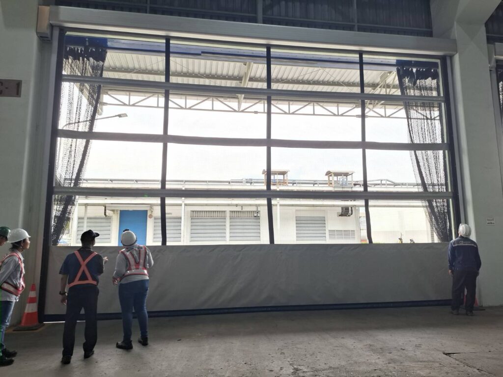 ภาพผลงานติดตั้งประตูไฮสปีด รุ่น Standard สำหรับโรงงานอุตสาหกรรม ที่ชลบุรี โดย OZ DOOR (3)