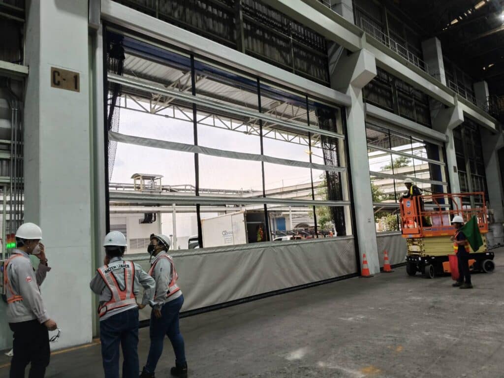 ภาพผลงานติดตั้งประตูไฮสปีด รุ่น Standard สำหรับโรงงานอุตสาหกรรม ที่ชลบุรี โดย OZ DOOR (5)