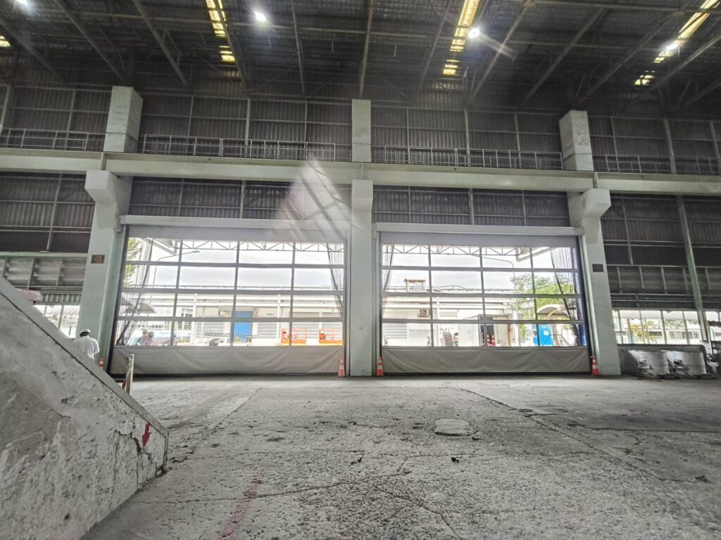 ภาพผลงานติดตั้งประตูไฮสปีด รุ่น Standard สำหรับโรงงานอุตสาหกรรม ที่ชลบุรี โดย OZ DOOR (7)
