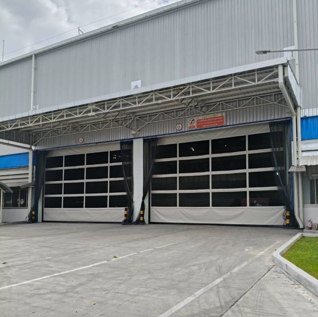 ภาพผลงานติดตั้งประตูไฮสปีด รุ่น Standard สำหรับโรงงานอุตสาหกรรม ที่ชลบุรี โดย OZ DOOR