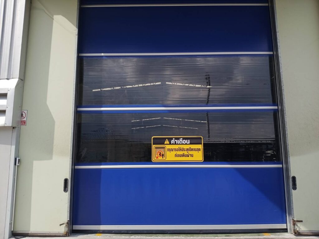 ภาพผลงานติดตั้งประตูไฮสปีด รุ่น Standard สำหรับโรงงานอุตสาหกรรม ที่ชลบุรี โดย OZ DOOR