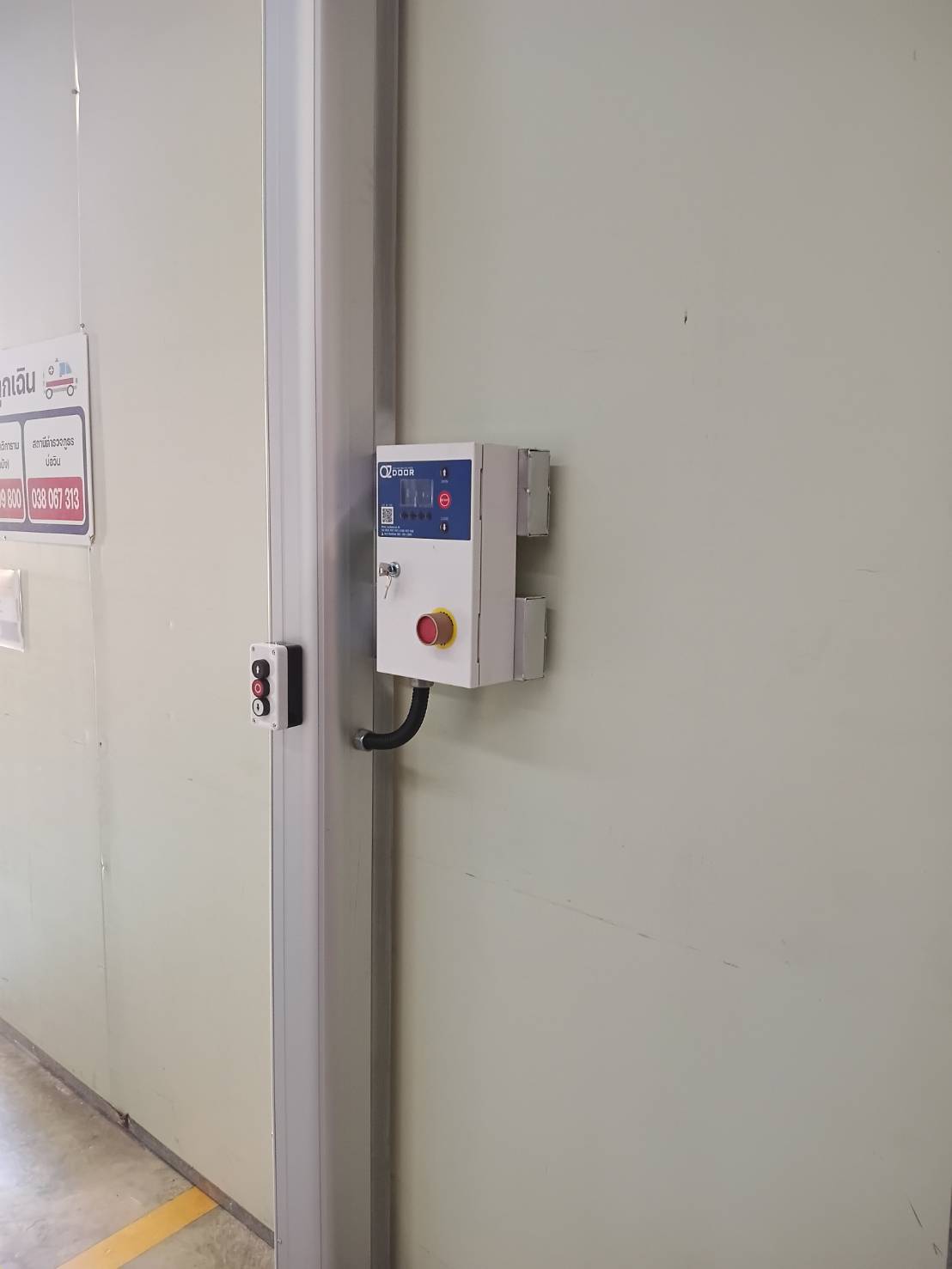 ภาพผลงานติดตั้งประตูไฮสปีด รุ่น Standard สำหรับโรงงานอุตสาหกรรม ที่ชลบุรี โดย OZ DOOR (4)