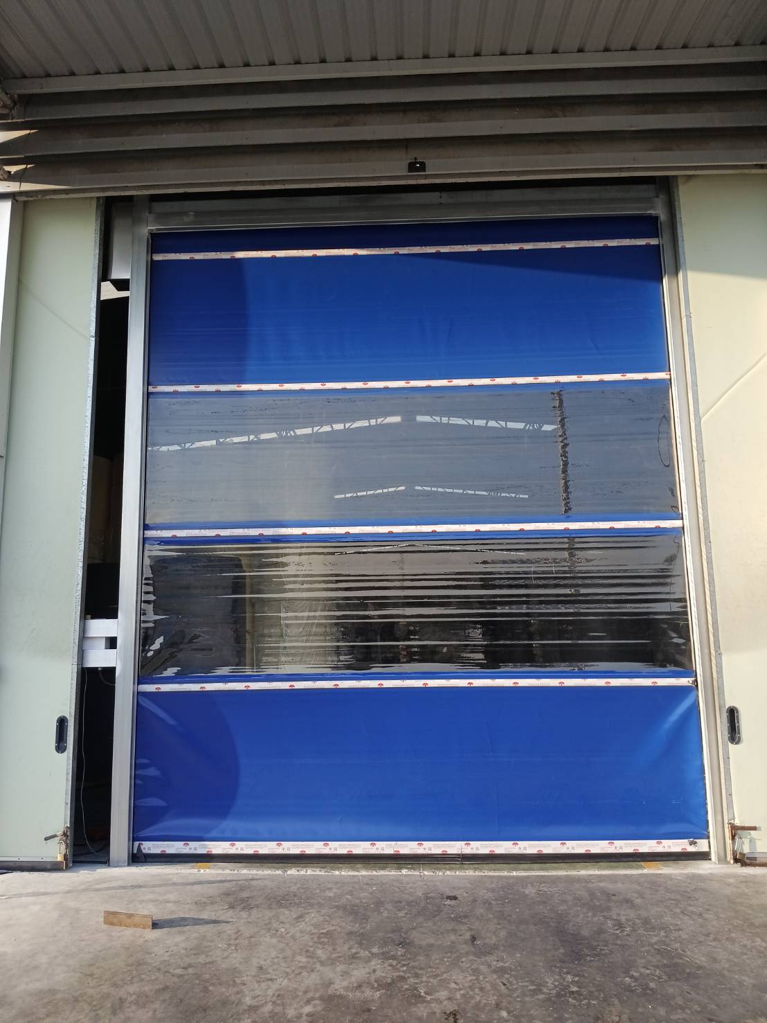 ภาพผลงานติดตั้งประตูไฮสปีด รุ่น Standard สำหรับโรงงานอุตสาหกรรม ที่ชลบุรี โดย OZ DOOR (5)