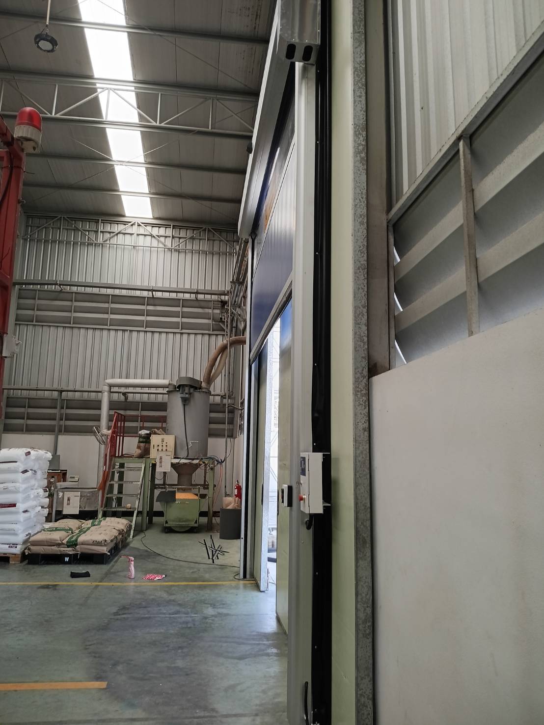 ภาพผลงานติดตั้งประตูไฮสปีด รุ่น Standard สำหรับโรงงานอุตสาหกรรม ที่ชลบุรี โดย OZ DOOR (7)