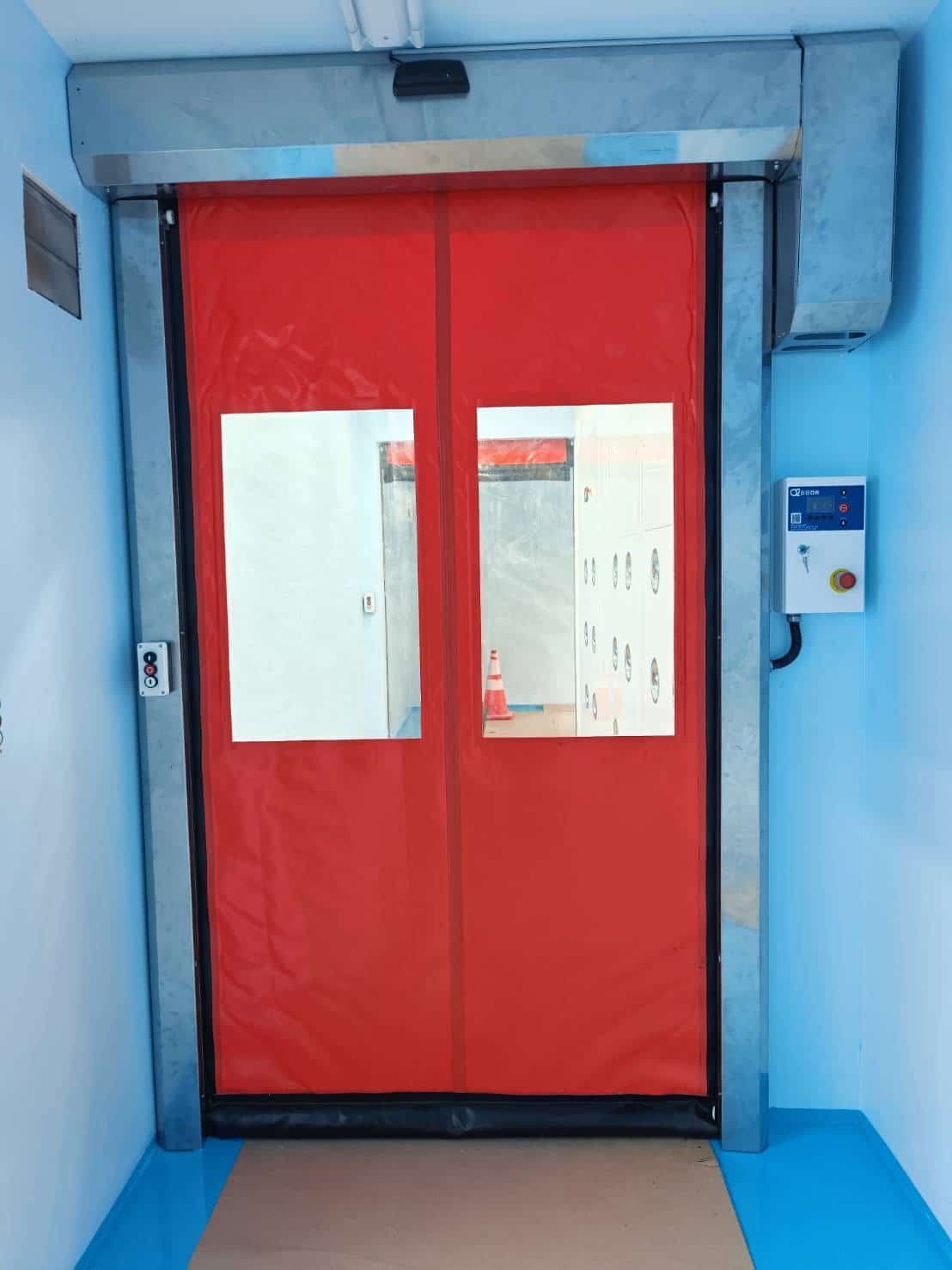 ภาพผลงานติดตั้งประตูไฮสปีด รุ่น Zipper สำหรับโรงงานอุตสาหกรรม ที่ชลบุรี โดย OZ DOOR