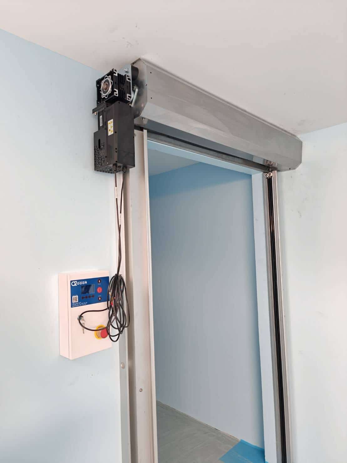 ภาพผลงานติดตั้งประตูไฮสปีด รุ่น Zipper สำหรับโรงงานอุตสาหกรรม ที่ชลบุรี โดย OZ DOOR (4)