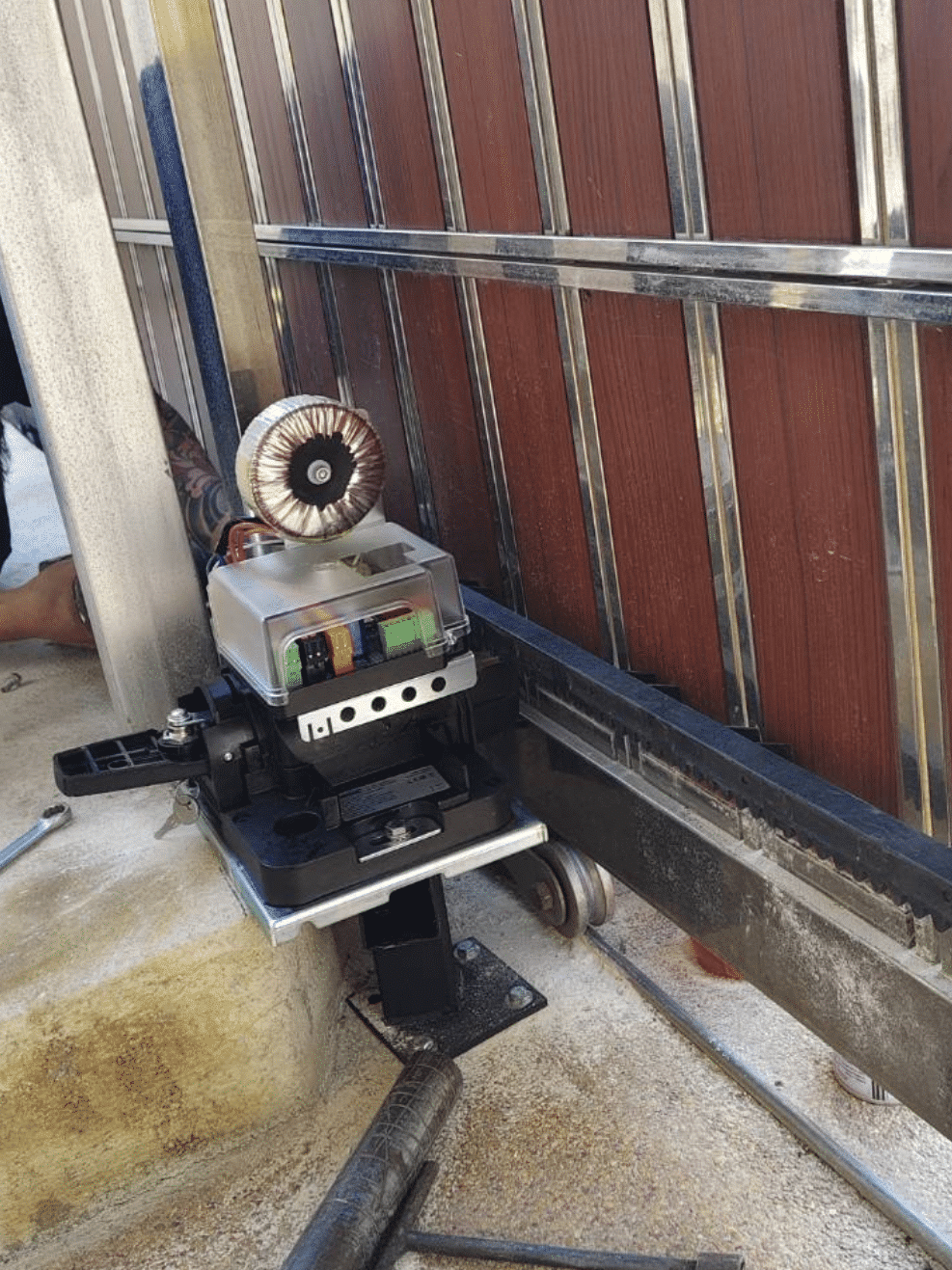 STArter S2+ มอเตอร์ประตูรั้วอัตโนมัติคุณภาพเยอรมัน แข็งแรง เงียบ ปลอดภัย