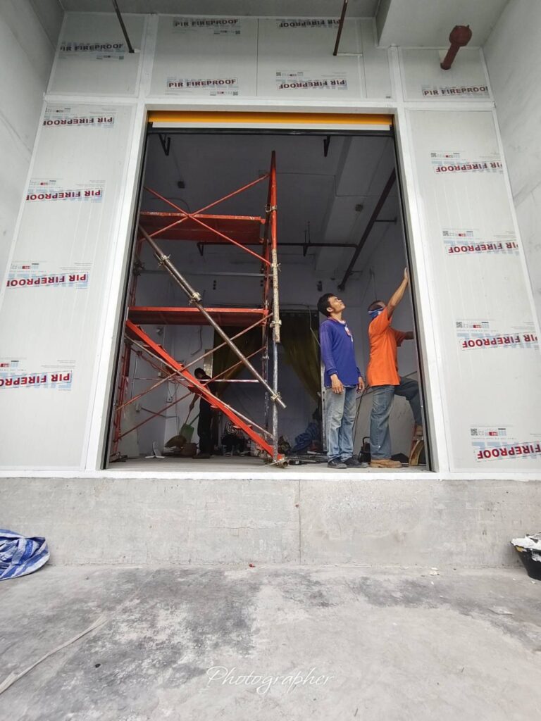 ภาพผลงานติดตั้งประตูไฮสปีด รุ่น Standard สำหรับโรงงานอุตสาหกรรม ที่ชลบุรี โดย OZ DOOR (3)