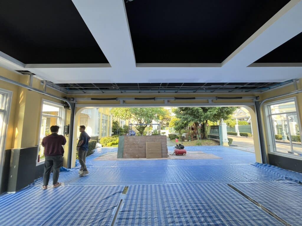 ภาพผลงานติดตั้งประตูโรงรถแบบ Full View สำหรับบ้านพักอาศัย ที่กรุงเทพมหานคร โดย OZ DOOR (3)