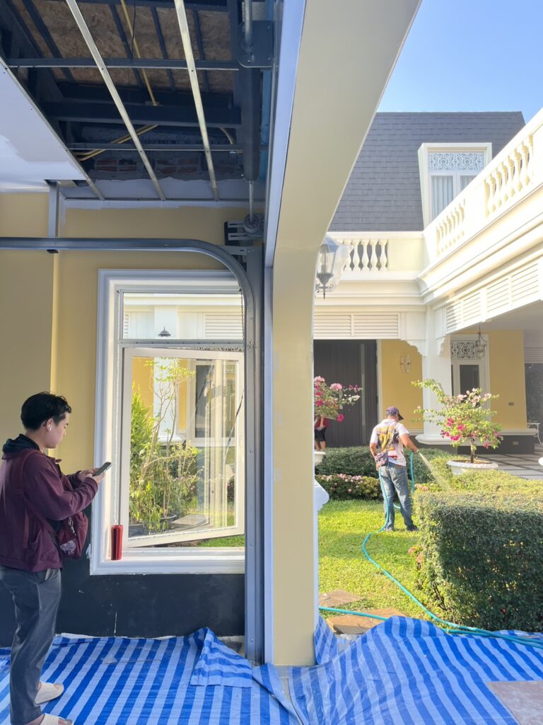 ภาพผลงานติดตั้งประตูโรงรถแบบ Full View สำหรับบ้านพักอาศัย ที่กรุงเทพมหานคร โดย OZ DOOR (5)