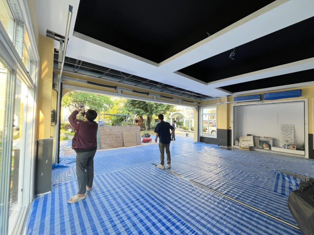 ภาพผลงานติดตั้งประตูโรงรถแบบ Full View สำหรับบ้านพักอาศัย ที่กรุงเทพมหานคร โดย OZ DOOR (6)