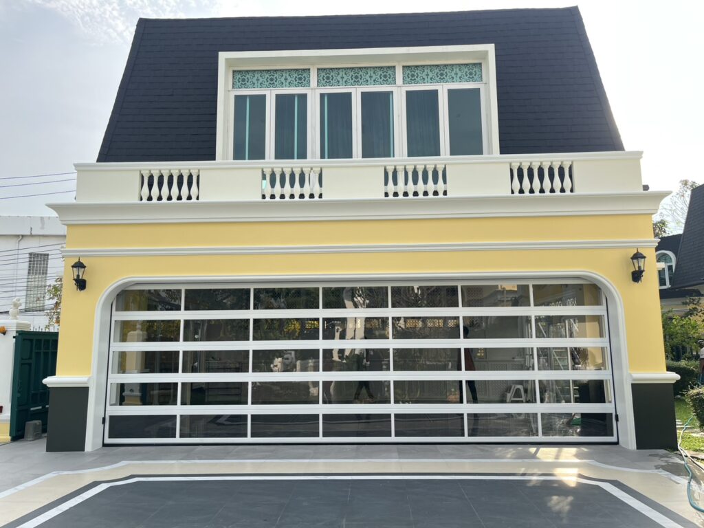 ภาพผลงานติดตั้งประตูโรงรถแบบ Full View สำหรับบ้านพักอาศัย ที่กรุงเทพมหานคร โดย OZ DOOR (7)