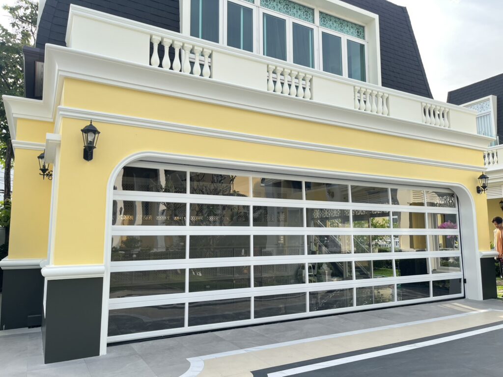 ภาพผลงานติดตั้งประตูโรงรถแบบ Full View สำหรับบ้านพักอาศัย ที่กรุงเทพมหานคร โดย OZ DOOR