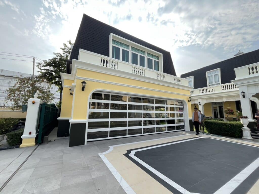 ภาพผลงานติดตั้งประตูโรงรถแบบ Full View สำหรับบ้านพักอาศัย ที่กรุงเทพมหานคร โดย OZ DOOR (2)