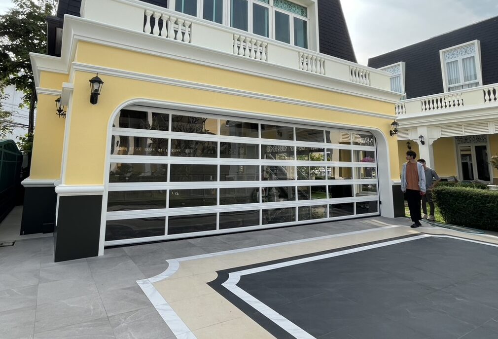 ภาพผลงานติดตั้งประตูโรงรถ สำหรับบ้านพักอาศัย ที่กรุงเทพมหานคร โดย OZ DOOR