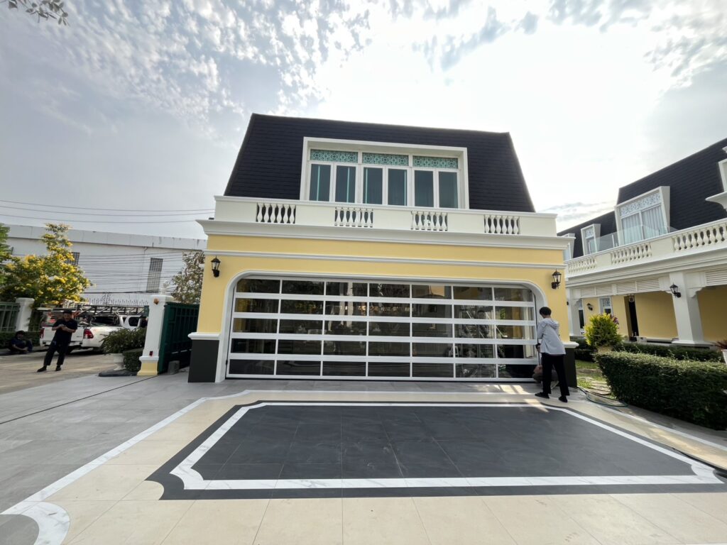 ภาพผลงานติดตั้งประตูโรงรถแบบ Full View สำหรับบ้านพักอาศัย ที่กรุงเทพมหานคร โดย OZ DOOR (8)