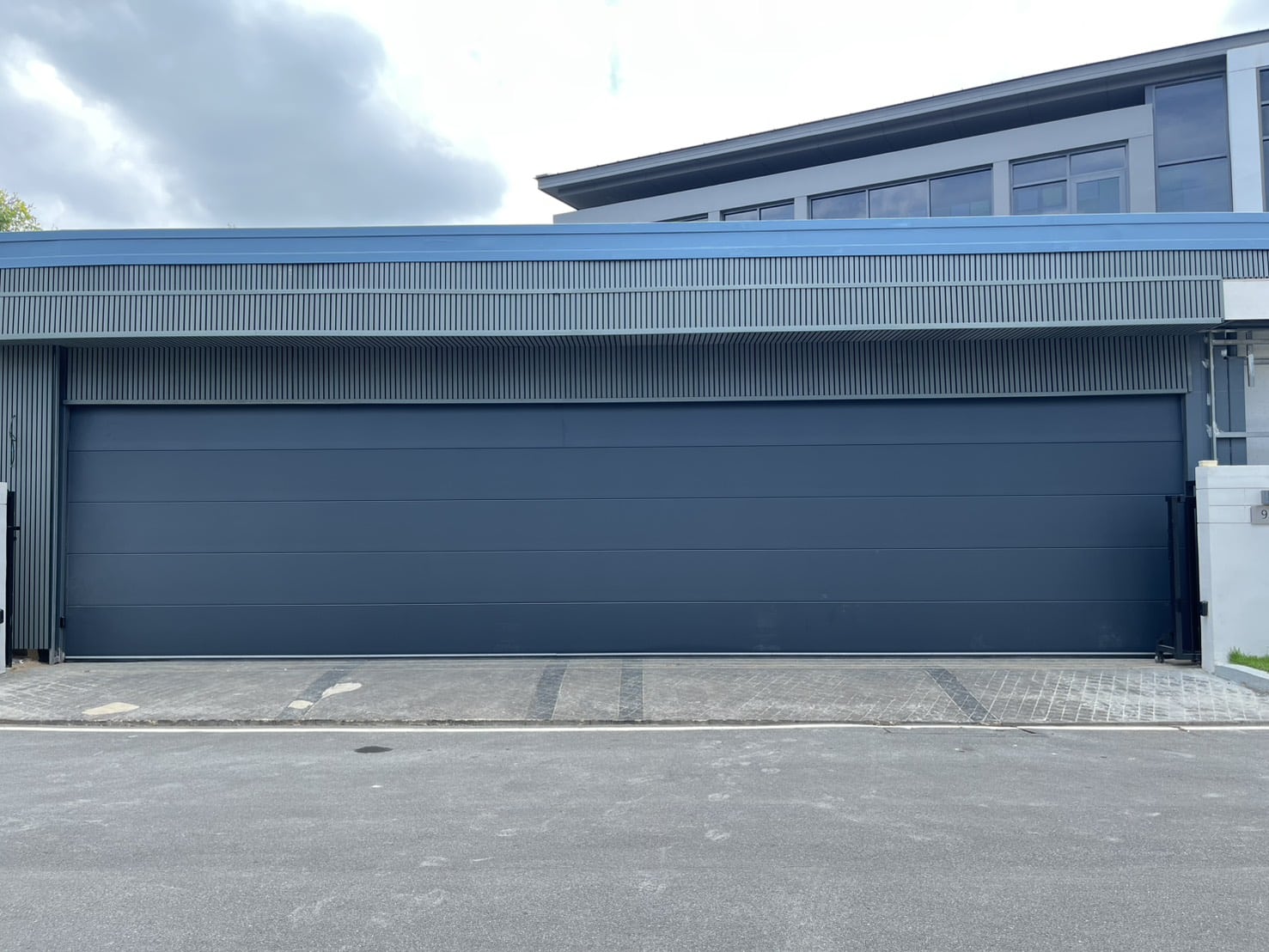 ภาพผลงานติดตั้งประตูโรงรถ สำหรับบ้านพักอาศัย ที่กรุงเทพมหานคร โดย OZ DOOR